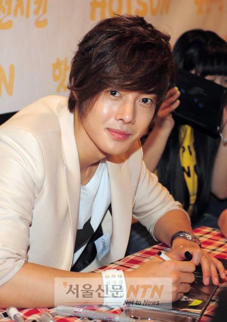 Kim Hyun-joong offered role in Athena