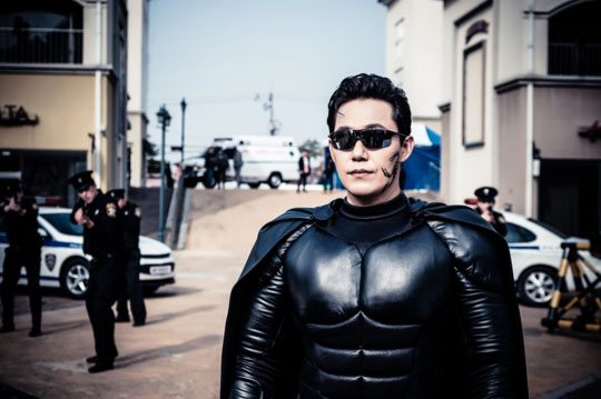 Park Sung-woong gets decked out in a batsuit for Man to Man