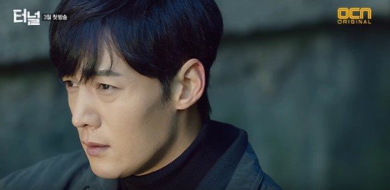 Past detective Choi Jin-hyuk emerges from time-traveling Tunnel
