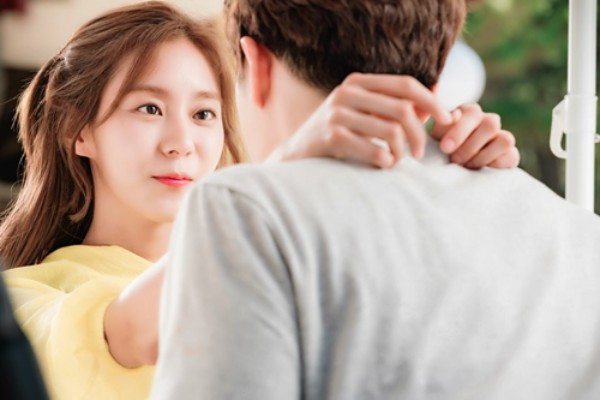 UEE and Jaejoong cozy up under the sun in new Manhole stills