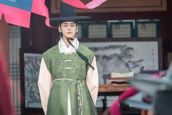 A lonely prince writes romantic novels in Rookie Historian Gu Hae-ryung