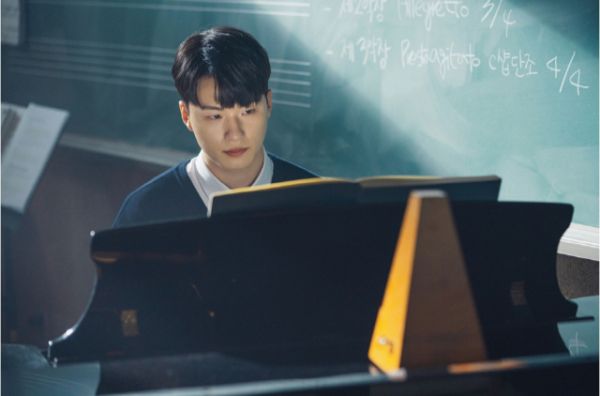 Shin Seung-ho plays the piano for A Moment at Eighteen