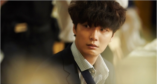 Yoon Shi-yoon goes from lily-livered fool to cold murderer in Psychopath Diary