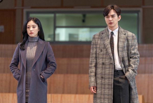 Stills of crime-solving duo Yoo Seung-ho and Lee Se-young released for Memorist