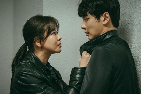 Kyung Su-jin confronts Yoon Shi-yoon in latest stills for OCN drama Train