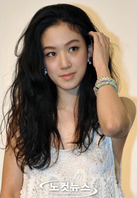 Jung Ryeo-won in Sleeping With the Enemy