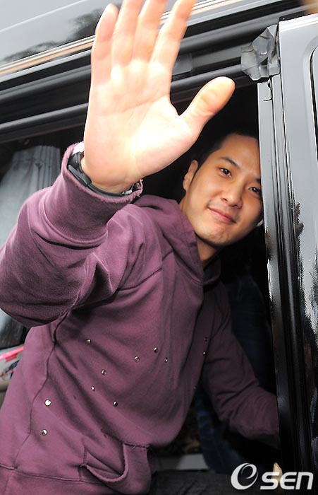 Kim Ji-suk heads off for military service