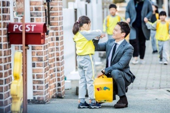 Ji Sung is the best dad ever in new Defendant stills