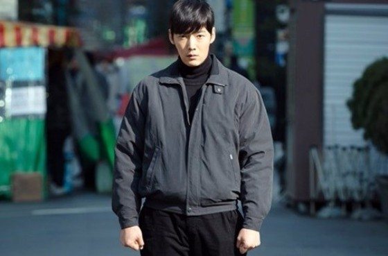 Choi Jin-hyuk pursues hooded man from past to future in Tunnel
