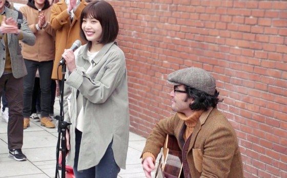 Busking with the boyfriend’s father in The Liar and His Lover