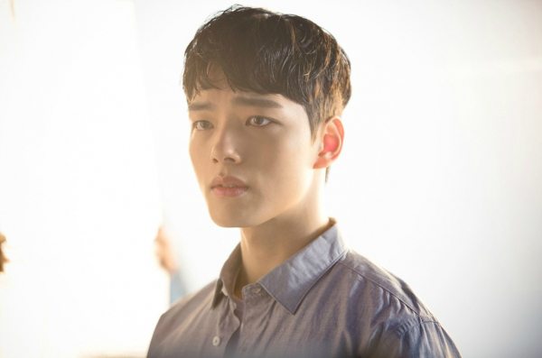 Stealthy gazes in first stills from tvN’s sci-fi mystery Circle