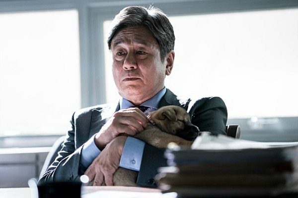 Choi Min-shik puts on a show for power in The Mayor