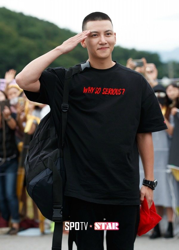 Ji Chang-wook reports for army duty