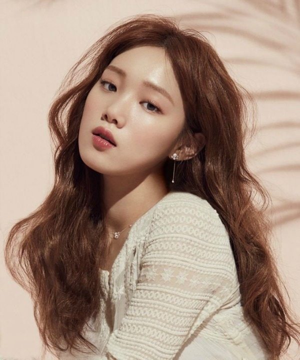Lee Sung-kyung courted for tvN fantasy romance About Time