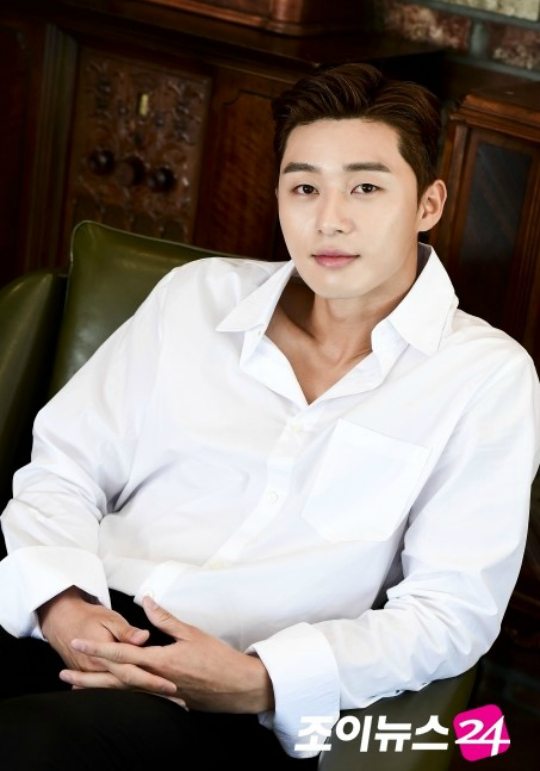 Park Seo-joon plays a charismatic leader and owns the throne in