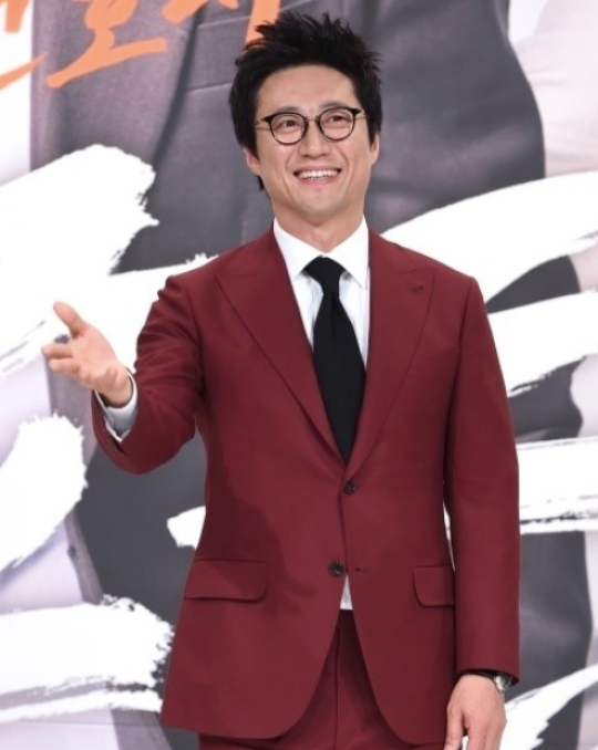 Park Shin-yang offered paparazzi role in SBS’s Big Issue