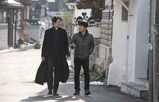 Kim Nam-gil, Kim Sung-kyun paired up in new stills for The Fiery Priest