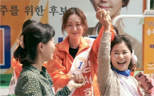 Lee Yoo-young runs for Congress to save her husband in The Lies Within
