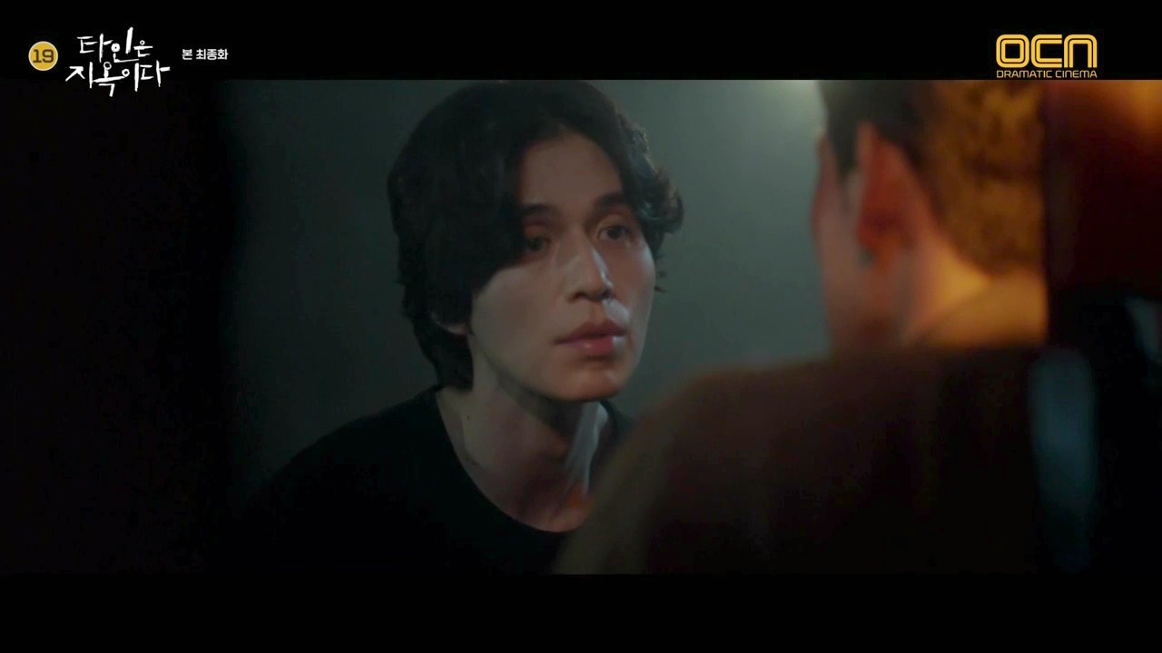 What is the meaning behind the end scene of “Strangers From Hell”? Did Seo  Moon-jo die? If yes, why did the detective see him in the elevator? Why did  it feel like