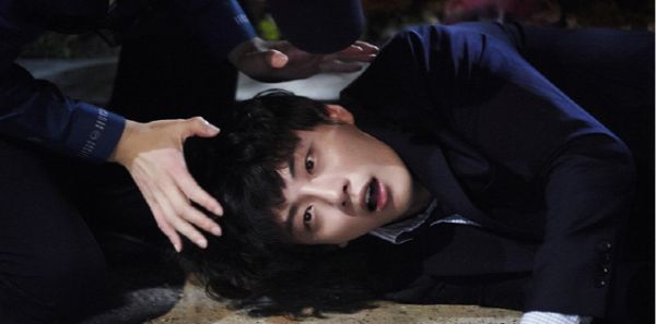 Comic thriller Psychopath Diary releases new Yoon Shi-yoon, Jung In-sun stills