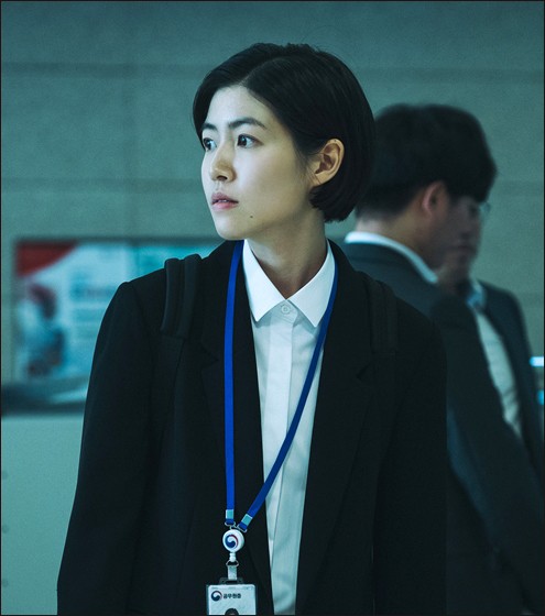 Shim Eun-kyung works the grind in new stills for tvN’s Money Game