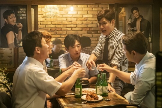 Yoo Joon-sang gives a toast in new stills from JTBC’s Elegant Friends