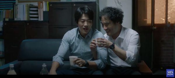 Kwon Sang-woo, Bae Sung-woo fight corruption in Fly From Rags to Riches