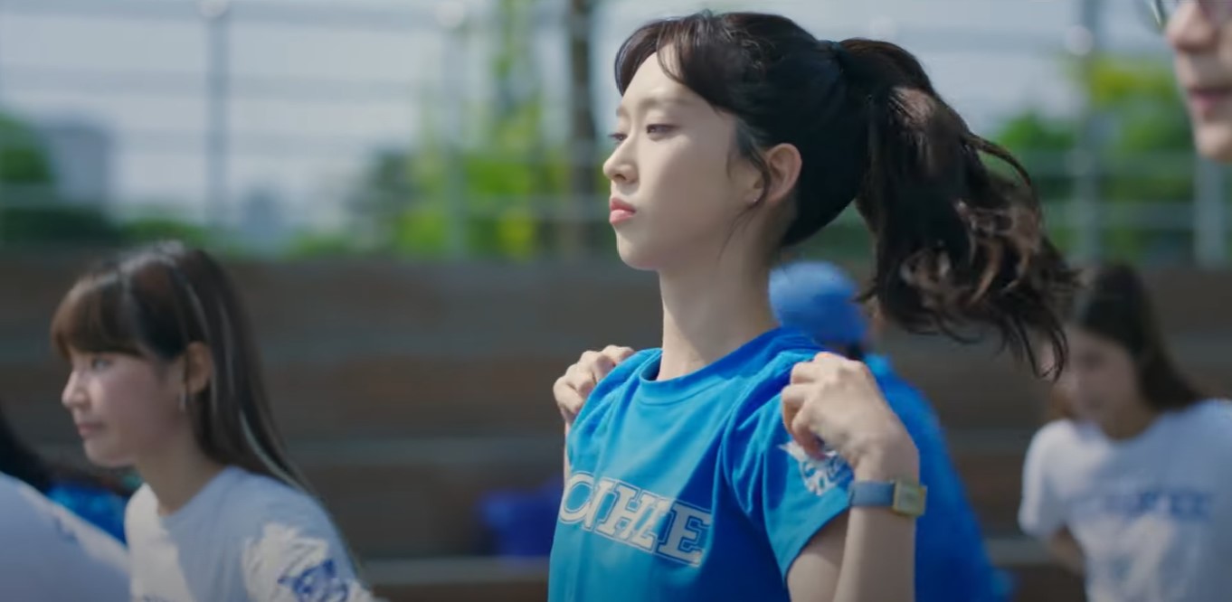 Han Ji-hyun and Bae In-hyuk dazzle in blue in SBS's Cheer Up