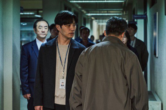 Lee Sung-min and Jin Gu in Disney+'s Shadow Detective