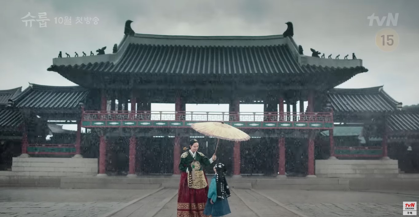 Kim Hye-soo protects her princes with The Queen's Umbrella