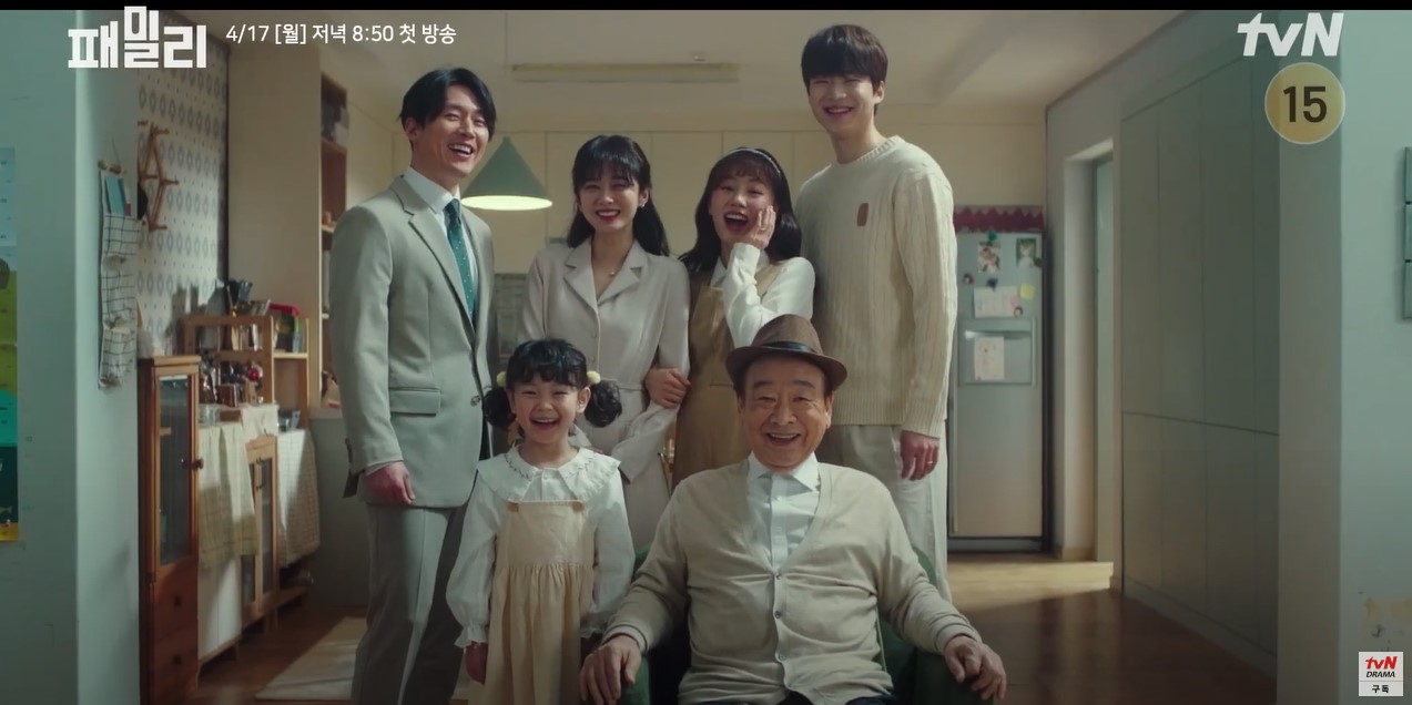 Jang Hyuk and Jang Nara’s picture perfect Family