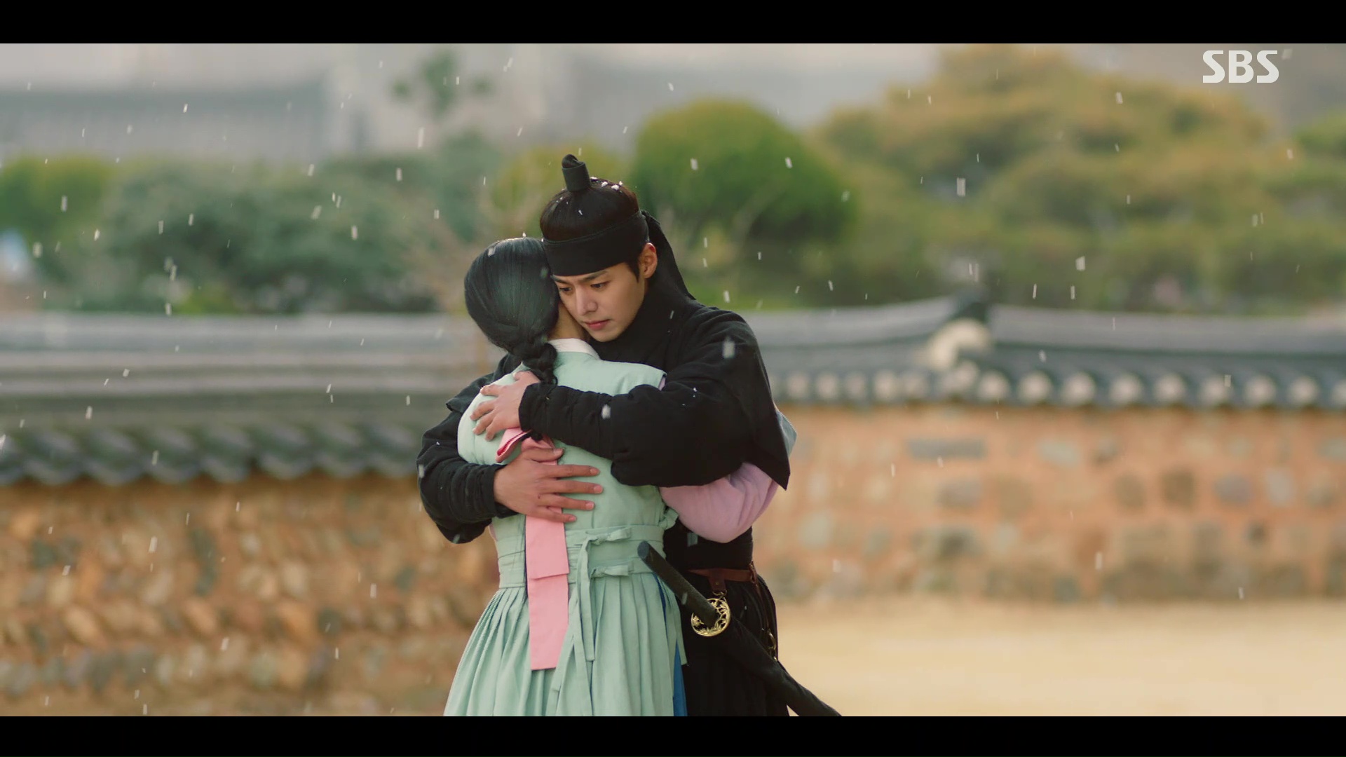 Ryeoun and Shin Ye-eun in The Secret Romantic Guesthouse: Episodes 15-16