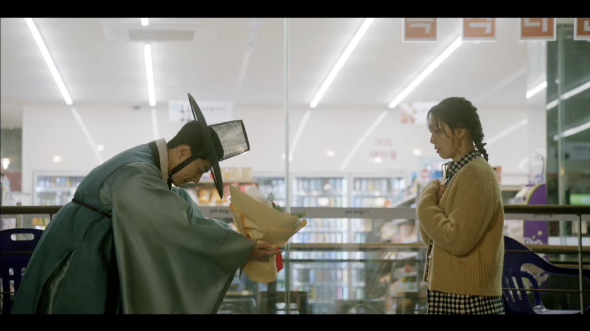 Lee Yoo-Young falls for L's polite charms in teaser